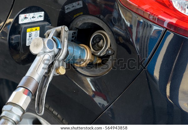 Fuel gun during\
liquid gas propane refill