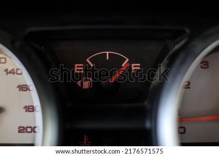 Fuel level indicator in the tank during very high fuel prices and fuel shortages