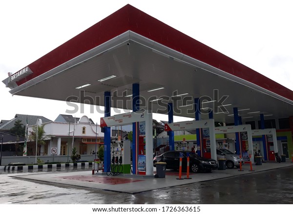 The fuel station is catering to\
the buyer or kendaraan mengisi pertalite, solar, dexalite dan\
pertamax di pom bensin. Jogja, Indonesia, May 9,\
2020