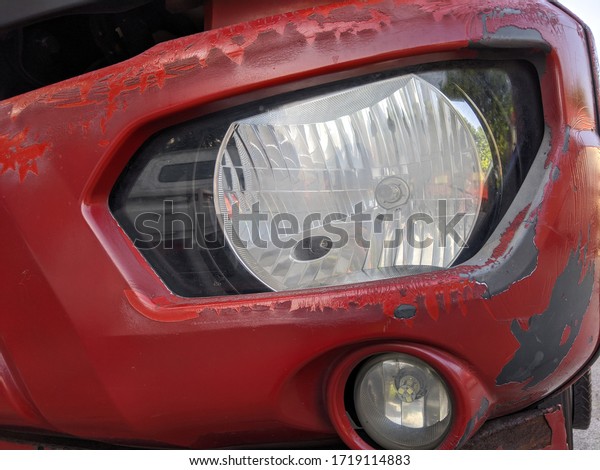 fuel tank car headlights\
like eye