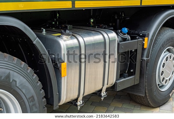 Fuel tank,\
large fuel tank for truck and car, plastic tank for cars, car\
repair parts, Fuel system of the tubes and pipes of the tractor or\
bulldozer or other construction machinery.\
