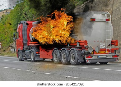 Fuel truck, cistern in fire. The fire engulfed a truck carrying fuel. The fuel tank exploded.