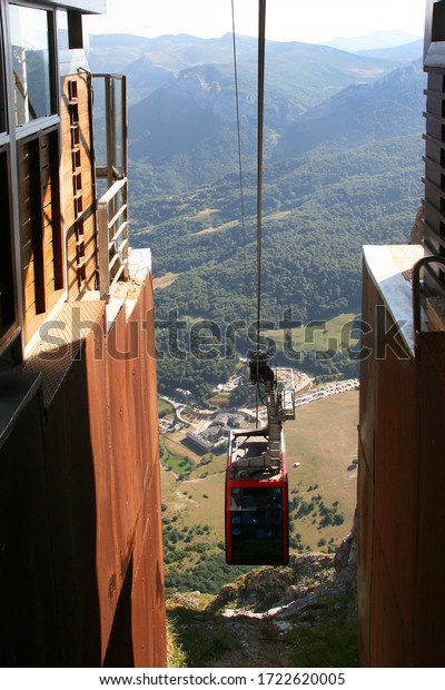 Fuente Dé Cable car transport\
system arrive to elevate  tourist high up to the mountain\
peaks
