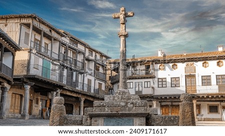 Fuente y crucero del siglo XVIII en la plaza mayor de la hermosa villa medieval de La Alberca, España