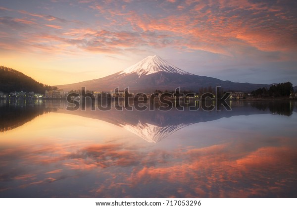 日の出の山水に映る富士山 日本河口湖の富士山 の写真素材 今すぐ編集