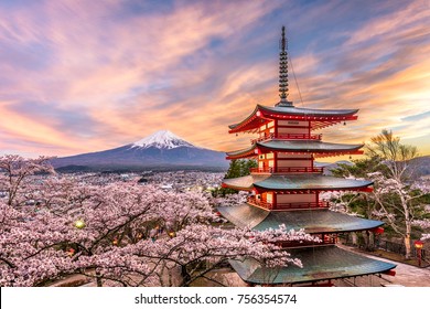 Fujiyoshida, Japón en la pagoda Chureito y el monte Fuji en primavera con flores de cerezo.