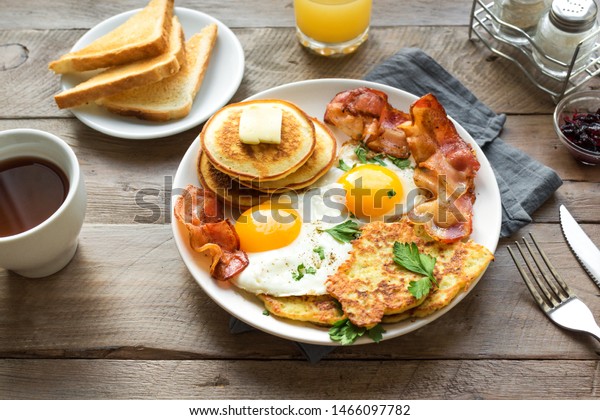 Desayuno Americano Completo En Madera Cerca Foto De Stock Editar Ahora