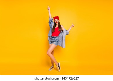 948 Woman Singing Full Body Images, Stock Photos & Vectors | Shutterstock