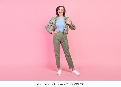 Full body photo of happy old woman make thumb up wear blazer save planet buy vintage cool isolated on pink color background