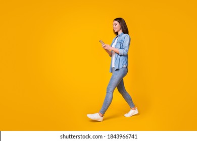 3,244 Girl walking street profile Images, Stock Photos & Vectors ...