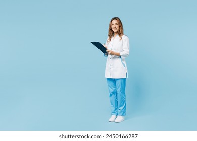 La mujer doctora divertida