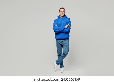 Joven cuerpo entero sonriendo