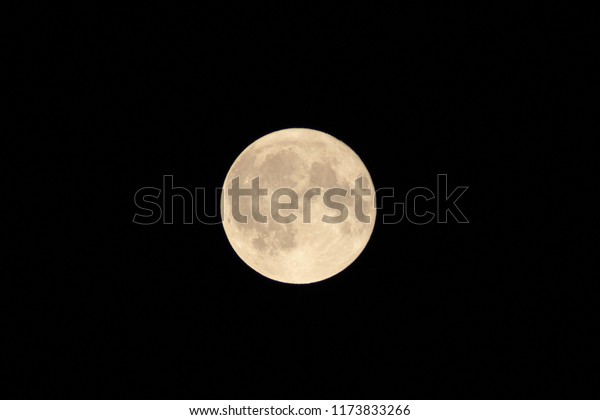 Full face of Moon\
lighted with sun rays.