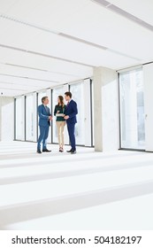 Volllanges Business-Personal, das in einem leeren Büro diskutiert