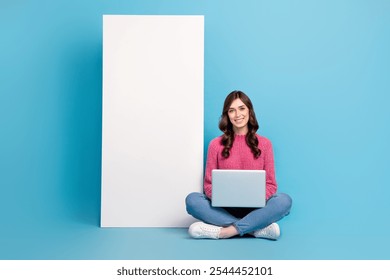 Foto de comprimento total de programador de senhora profissional freelancer sentar com laptop perto enorme display android desenvolvedor isolado no fundo azul cor