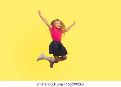 Vollständiges Porträt von schönem Mädchen mit langen blonden Haaren in Kleid springen in die Luft, inspirierte das Fliegen von Kindern und feiert sorgenfreies Leben. Indoor-Studioaufnahme einzeln auf gelbem Hintergrund