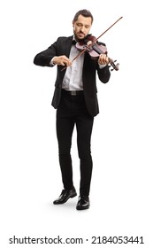 Retrato largo y completo de un hombre elegante que toca un violín aislado sobre fondo blanco 