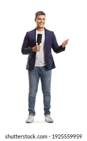 Retrato largo y completo de reportero masculino sosteniendo un micrófono y haciendo gestos con la mano aislada en fondo blanco