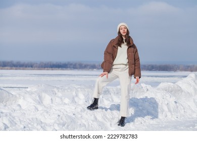 90,000+ People Winter Clothes Pictures