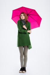 Portrait Complet D'une Jeune Femme Debout Sous Un Parapluie Isolé Sur Fond Blanc