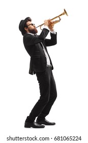 Imagen de perfil completo de un músico tocando una trompeta aislada de fondo blanco