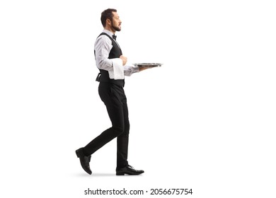 Largo perfil de un camarero con una bandeja de plata y caminando aislado en fondo blanco