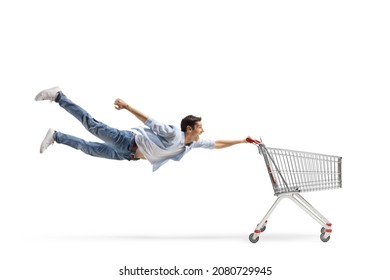 Vollständige Aufnahme eines flüchtigen Mannes, der einen leeren Einkaufswagen einzeln auf weißem Hintergrund fliegt und hält