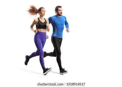 Ganze Aufnahme eines jungen Mannes und einer jungen Frau in Sportbekleidung, die zusammen läuft einzeln auf weißem Hintergrund