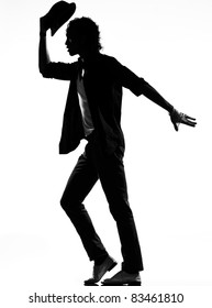 полная длина силуэт молодого человека танцовщица танцы фанки хип-хоп r&b на изолированной студии белый фон