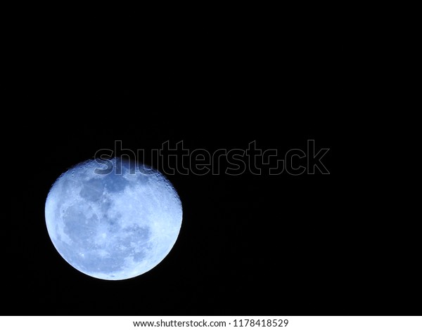 Full Moon, The Moon
is an astronomical body that orbits planet Earth. Earth's only
permanent natural satellite. Fifth-largest natural satellite in the
Solar System. Lunar