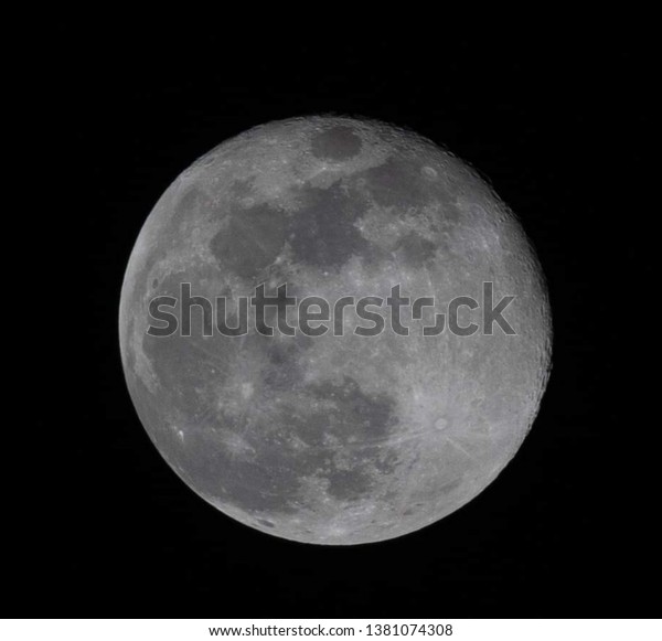Full moon\
by telephoto lens. พระจันทร์ เต็มดวง ซูม\
