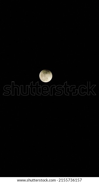 a full moon in a clean\
and dark sky
