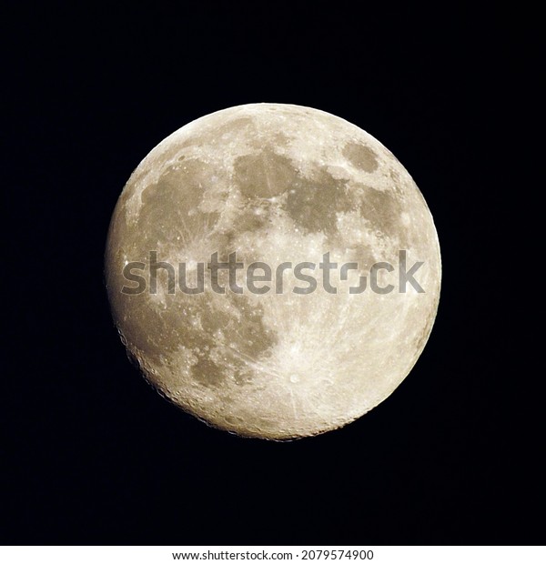 Full moon in a\
clear sky - Night\
photography