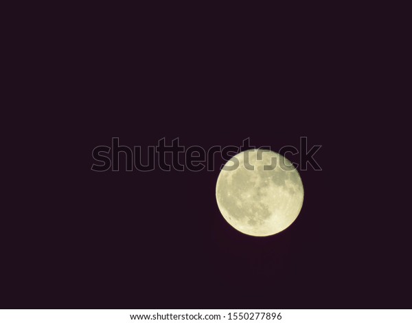It\'s a full moon floating in the sky on autumn\
nights in Korea.