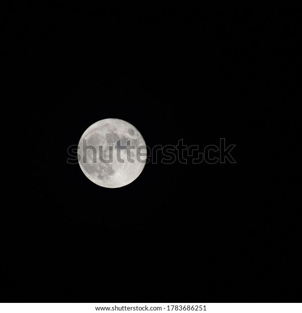 Full moon in the night sky, Great super moon in sky\
during the night time