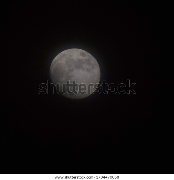 Full moon in the night sky, Great super moon in sky\
during the night time