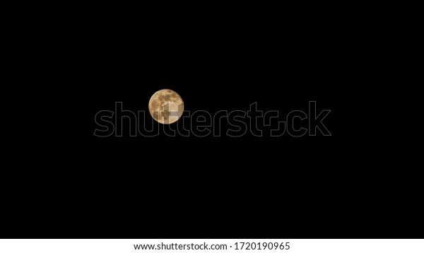 Full\
moon (pink moon) spring 2020, Northern\
hemisphere