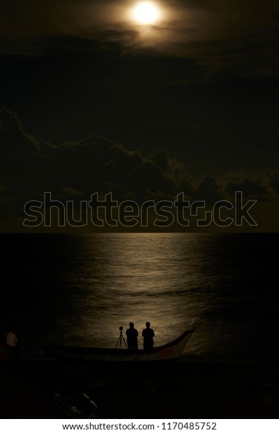 Full moon with reflection\
in the sea