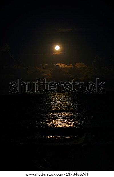 Full moon with reflection\
in the sea
