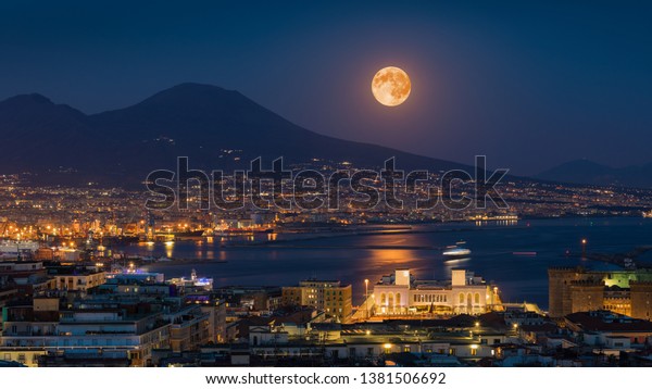 満月はヴェスビウス山 ナポリ イタリア ナポリ湾の上に昇る 月光は穏やかな海に映った この画像のエレメントはnasaが提供します の写真素材 今すぐ編集