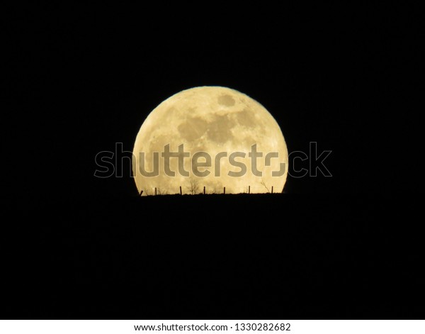Full moon rising in\
the Rhymney Valley 