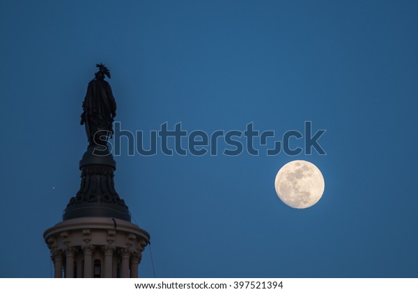 Full moon
rose beside the statue of freedom / Full moon and the statue of
freedom / Full moon rose in Washington
DC