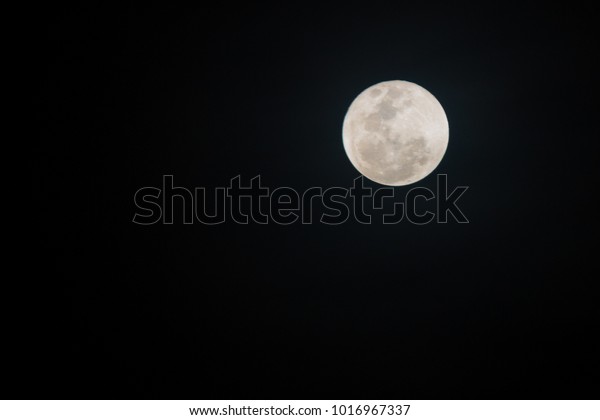 \
Full moon in the\
sky