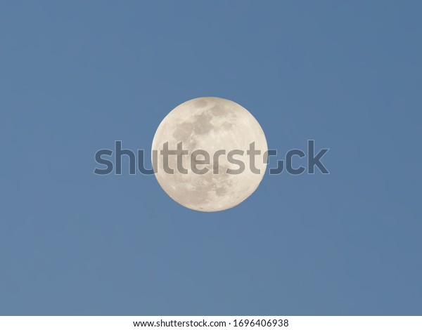 Full moon or super\
moon on April 7,2020