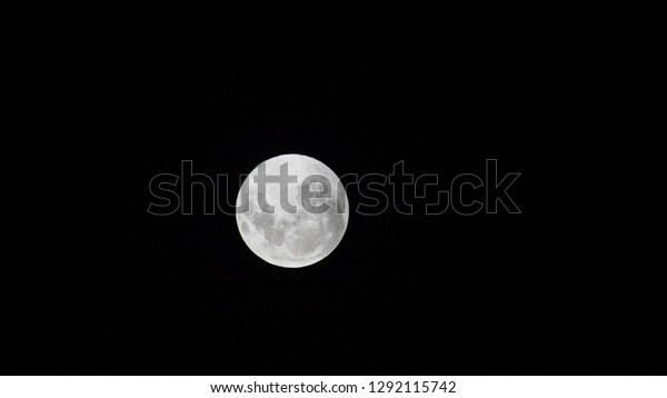 Full moon,\
well lit, before the eclipse of the\
moon