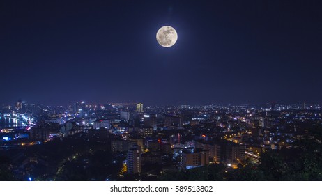Full power super moon rise - Shutterstock ID 589513802