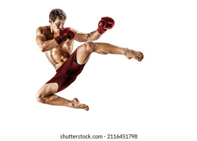 Tamaño completo del atleta kickboxer que realiza artes marciales muay thai aislado de fondo blanco. Concepto deportivo. Banda deportiva roja 