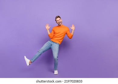 Full Size Photo Of Cheerful Overjoyed Funny Man See His Friend In Nightclub Say Hi Isolated On Purple Color Background