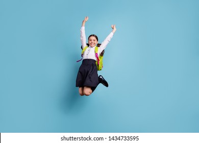 Vollständiges Foto von einer verrückten Schülerin Jump Hoch-Zimmer Freunde 1 September tragen weißen Hemdrock-Anzug einzeln auf blauem Hintergrund