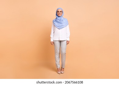 Full size photo of young arabic manager modern lady stand wear headscarf shirt eyewear trousers high heels isolated on peach color background